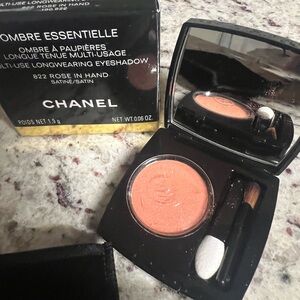 Chanel Ombré Essentielle 822 Rose in Hand Eyeshadow